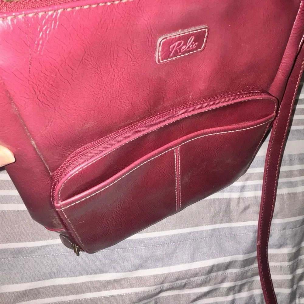 Relic Burgundy Crossbody Bag Zip Adjustable Strap Inner Pockets Gold Hardware